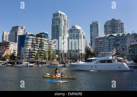 Surf paddling in baia di Vancouver Foto Stock