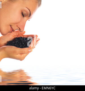 Bellissima ragazza con una manciata di mirtilli in acqua di rendering Foto Stock