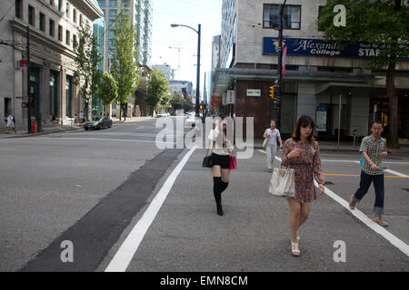 Attraversamento di strada nel centro cittadino di Vancouver Foto Stock