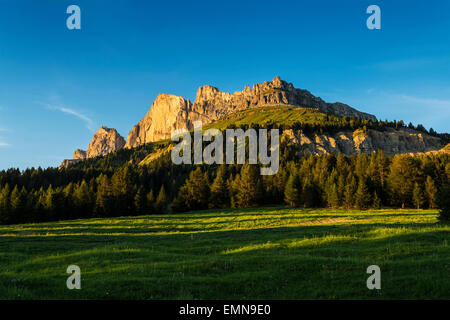 Tramonto sul Catinaccio vicino al Passo di Costalunga e Dolomiti - Italia Foto Stock