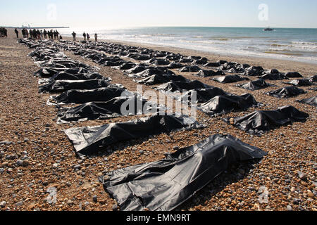 Brighton, Regno Unito. Il 22 aprile, 2015. Gli attivisti prendere parte a una manifestazione organizzata da Amnesty International per evidenziare della risposta britannica per la rapida escalation della crisi migranti nel Mediterraneo, al molo di Brighton. 200 corpo nero borse sono stati allineati sulla spiaggia e i sostenitori sono stati zippati. Credito: Randi Sokoloff/Alamy Live News Foto Stock