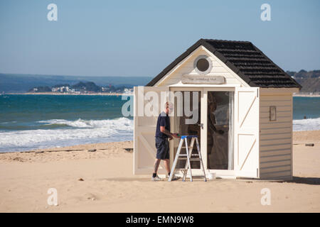 Bournemouth Dorset, Regno Unito. Il 22 aprile, 2015. Regno Unito Meteo: giornata di sole a Bournemouth spiagge, come i visitatori fanno la maggior parte del tempo con forecasters predire un cambiamento a venire. Sprucing fino al matrimonio capanna sulla spiaggia di Bournemouth Credito: Carolyn Jenkins/Alamy Live News Foto Stock