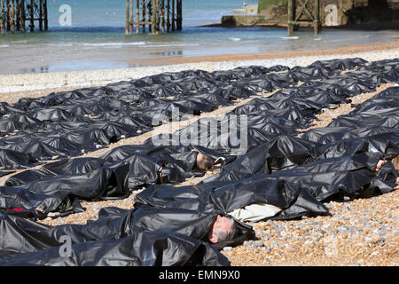 Brighton, Regno Unito. Il 22 aprile, 2015. Gli attivisti prendere parte a una manifestazione organizzata da Amnesty International per evidenziare della risposta britannica per la rapida escalation della crisi migranti nel Mediterraneo, al molo di Brighton. 200 corpo nero borse sono stati allineati sulla spiaggia e i sostenitori sono stati zippati. Credito: Randi Sokoloff/Alamy Live News Foto Stock