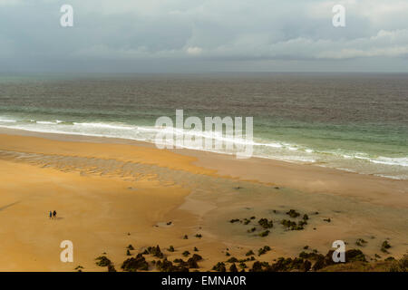 Tramonto su una spiaggia deserta di Helgueras, Cantabria, SPAGNA Foto Stock