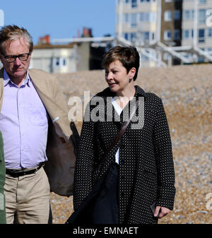 Brighton, Regno Unito. Il 22 aprile, 2015. Caroline Lucas il potenziale candidato per il Partito dei Verdi per il Padiglione di Brighton circoscrizione si unisce al corpo di amnistia protesta sacchetto sulla spiaggia di Brighton questa mattina per evidenziare il crescente problema dei migranti nel Mediterraneo Credito: Simon Dack/Alamy Live News Foto Stock