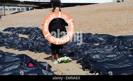 Brighton, Regno Unito. Il 22 aprile, 2015. Kerry Moscogiuri tra body bags sulla spiaggia di Brighton questa mattina per evidenziare il crescente problema dei migranti nel Mediterraneo Credito: Simon Dack/Alamy Live News Foto Stock