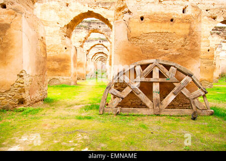 Il vecchio granaio marocchine nell'erba verde e la parete ad arco Foto Stock