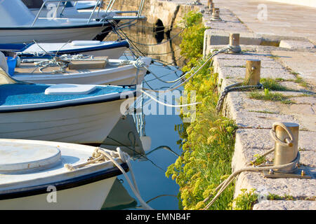 Barche legate alla marina - prua, funi e ormeggio vista bollard Foto Stock