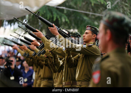 Gerusalemme. 22 apr, 2015. Soldati israeliani fire una pistola di salute durante un giorno del ricordo cerimonia al Monte Herzl cimitero militare a Gerusalemme, il 22 aprile 2015. Israele mercoledì segnato Giorno del Ricordo per commemorare i suoi soldati caduti. © PISCINA/Ammar Awad/Xinhua/Alamy Live News Foto Stock