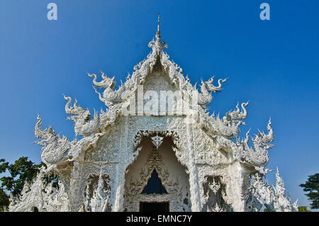 La bella architettura del Tempio bianco - Wat Rong Khun in Chiang Rai, Thailandia Foto Stock