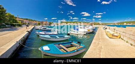 Città di Tisno sull'isola di Murter vista panoramica, Dalmazia, Croazia Foto Stock