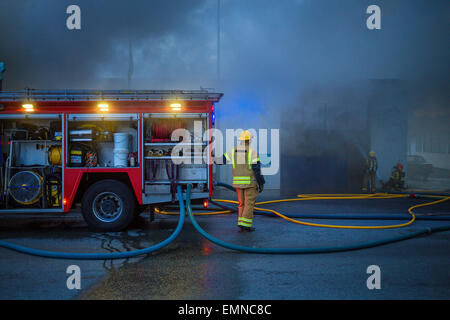 I vigili del fuoco sulla scena di un incendio che coinvolgesse una piccola azienda. Kopavogur, Islanda Foto Stock