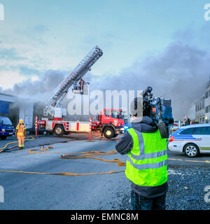 I vigili del fuoco sulla scena di un incendio che coinvolgesse una piccola azienda. Kopavogur, Islanda Foto Stock