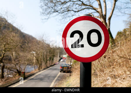 Segnale limite di velocità UK; un segnale limite di velocità di 20mph ( miglia all'ora ) su una strada a Richmond, Yorkshire Inghilterra UK Foto Stock