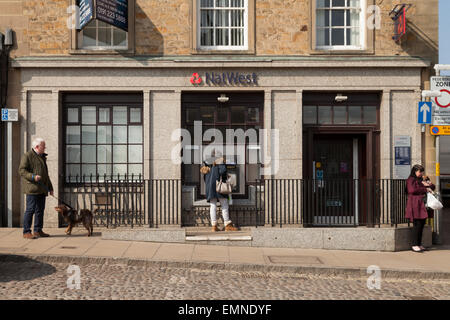 La parte esterna della NatWest Bank, la piazza del mercato, Richmond, Yorkshire, Regno Unito Foto Stock
