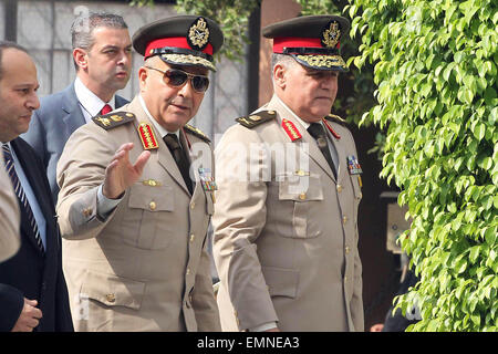 Il Cairo, Egitto. 22 apr, 2015. Il capo del personale dell'esercito egiziano, Mahmoud Hegazy arriva alla Lega Araba riunione dei capi militari da nazioni arabe al Cairo, capitale dell Egitto, 22 aprile 2015. Arabo capi militari del personale discussa mercoledì la formazione di un comune arabo la forza militare per la lotta al terrorismo e arabi di proteggere la sicurezza nazionale. © Ahmed Gomaa/Xinhua/Alamy Live News Foto Stock