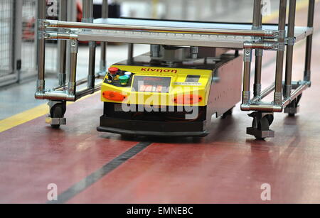 Brno, Repubblica Ceca. 22 apr, 2015. Società ABB, la International Power e tecnologie di automazione aziendale, apre il suo nuovo stabilimento di Brno, in Repubblica ceca, 22 aprile 2015. © Igor Zehl/CTK foto/Alamy Live News Foto Stock