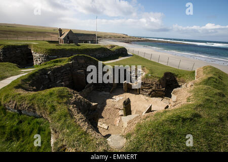 Skara Brae insediamento neolitico, accanto alla baia di Skaill, isole Orcadi, Scozia Foto Stock