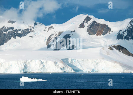 Piccoli iceberg e montagne dalle vette innevate Lemaire Channel Penisola Antartica Antartide Foto Stock