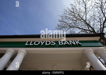 Parte anteriore del Lloyds Bank in Catterick Garrison, celebra i suoi cento anni di attività di quest'anno Foto Stock