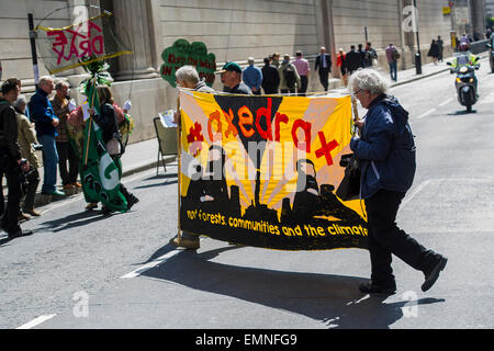 Londra, Regno Unito. 22 apr, 2015. Protesta ambientale a Drax AGM, la drogheria's Hall. Rising Tide e Biofuelwatch tentativo di esporre e opporsi a bruciare biomassa e carbone. Essi sostengono che Drax Power Station ha portato il modo per il settore: lobbying; greenwashing; la conversione e la realizzazione delle infrastrutture necessarie; e clearcutting biodiversi enormemente foreste native nel sud degli Stati Uniti e in Canada". Essi ritengono anche che 'Drax esemplifica molto di ciò che è sbagliato con il Regno Unito di politica energetica e di 'renewable' sussidi energetici". Credito: Guy Bell/Alamy Live News Foto Stock