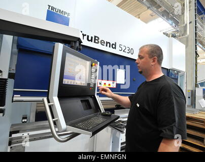 Brno, Repubblica Ceca. 22 apr, 2015. Società ABB, la International Power e tecnologie di automazione aziendale, apre il suo nuovo stabilimento di Brno, in Repubblica ceca, 22 aprile 2015. © Igor Zehl/CTK foto/Alamy Live News Foto Stock