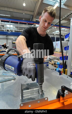 Brno, Repubblica Ceca. 22 apr, 2015. Società ABB, la International Power e tecnologie di automazione aziendale, apre il suo nuovo stabilimento di Brno, in Repubblica ceca, 22 aprile 2015. © Igor Zehl/CTK foto/Alamy Live News Foto Stock