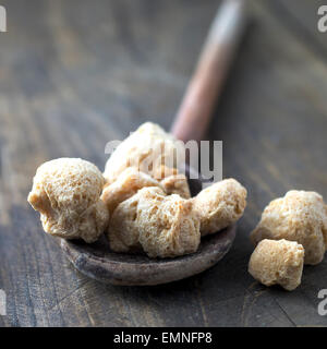 Materie di soia (pezzi di carne di soia) sul tavolo di legno, close up Foto Stock