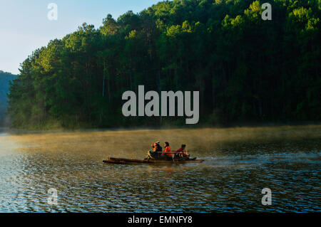 Rafting a Pang Oung lago presso la frontiera birmano, un progetto reservouir da Pang Tong Royal Progetto, Thailandia Foto Stock