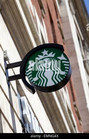 Immagine ravvicinata di un caffè Starbucks al di fuori del logo di un negozio nel centro cittadino di Leeds Foto Stock