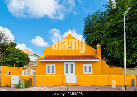 Queste case a Bonaire sono una combinazione di colori dei caraibi con l'architettura olandese Foto Stock