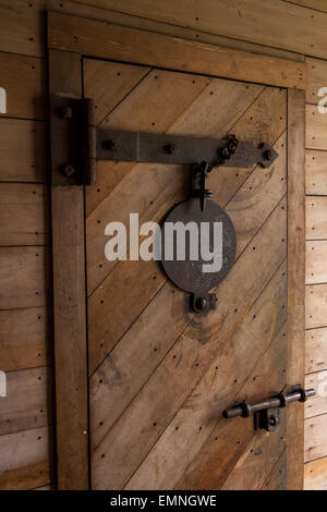 Cella di legno porta a town jail in Norsewood, vicino Dannevirke, Nuova Zelanda. Foto Stock