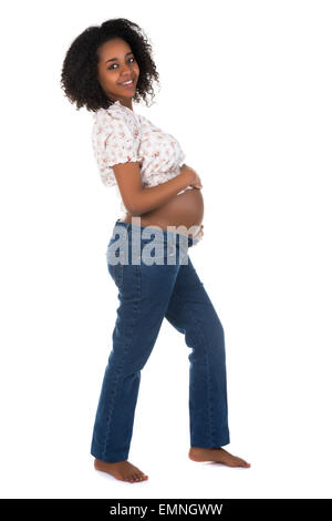 Foto isolata di un africano donna incinta su bianco Foto Stock