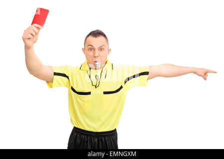 Arrabbiato arbitro di calcio in una maglia gialla che mostra il cartellino rosso e dispositivo di puntamento con la sua mano isolati su sfondo bianco Foto Stock