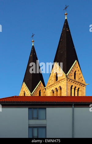 Due-steeple campanile di Halberstadt Cattedrale di Santo Stefano e di San Sisto al di sopra di un contemporaneo casa di riposo per anziani. Foto Stock