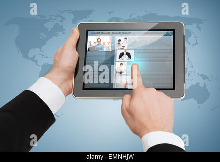 Close up uomo mani toccano un tablet pc Foto Stock