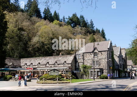 Royal Oak Hotel e Y Stablau pub con persone al di fuori seduta accanto a5 strada in Snowdonia villaggio di Betws-y-Coed Conwy North Wales UK Gran Bretagna Foto Stock