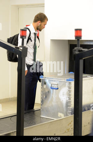 Napoli, Italia. 22 apr, 2015. Wolfsburg lettore del Bas possiedi attende i suoi bagagli presso il bagaglio nastro trasportatore dell'aeroporto a Napoli, Italia, 22 aprile 2015. VfL Wolfsburg dovrà affrontare SSC Napoli durante l'Europa League quarti di finale della seconda gamba partita di calcio il 23 aprile 2015. Foto: PETER STEFFEN/dpa/Alamy Live News Foto Stock