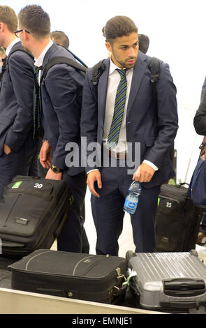 Napoli, Italia. 22 apr, 2015. Wolfsburg il giocatore Ricardo Rodriguez attende i suoi bagagli presso il bagaglio nastro trasportatore dell'aeroporto a Napoli, Italia, 22 aprile 2015. VfL Wolfsburg dovrà affrontare SSC Napoli durante l'Europa League quarti di finale della seconda gamba partita di calcio il 23 aprile 2015. Foto: PETER STEFFEN/dpa/Alamy Live News Foto Stock