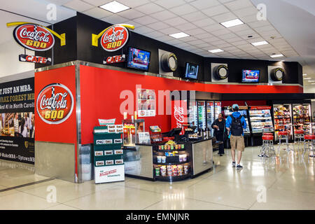 North Carolina, South, Charlotte, Charlotte Douglas International Airport, CLT, terminal, gate, fronte, ingresso, Coca-Cola 600 Cafe, minimarket, visitatori Foto Stock