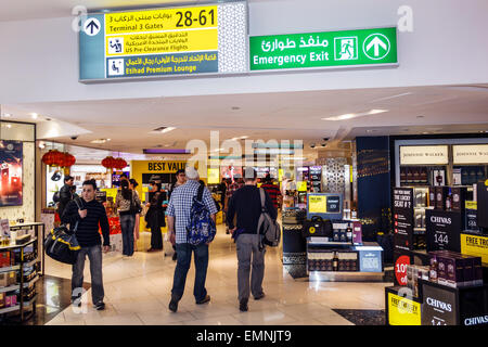 Abu Dhabi Emirati Arabi Uniti UAE,Aeroporto Internazionale,AUH,terminal,gate,interior Inside,shopping shopper shopper shopping negozi mercati di mercato marketp Foto Stock