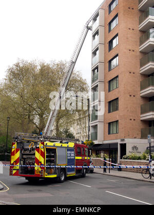 Londra, Regno Unito. Il 22 aprile, 2015. Londra Vigili del Fuoco pompieri compresi un giradischi scaletta contenenti unità di un incendio nell'aria condizionata ad un blocco di appartamenti in Hyde park. Credito: Martyn Goddard/Alamy Live News Foto Stock