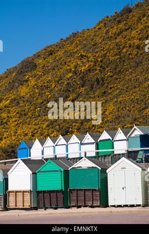 Cabine sulla spiaggia, a medio Chine lungo la promenade a Bournemouth in aprile Foto Stock