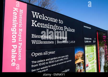 LONDON, Regno Unito - 15 APRILE 2015: un segno di benvenuto per la storica Kensington Palace a Londra il 15 aprile 2015. Foto Stock