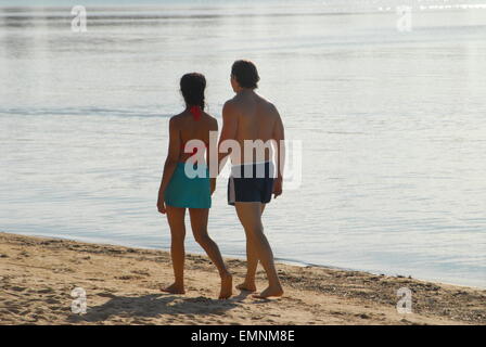 Camminando lungo la spiaggia. Foto Stock