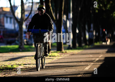 (150422) -- Bogotà, Aprile 22, 2015 (Xinhua) -- Un residente viaggia su una bici durante il 'Car-Free giorno senza moto', nella città di Bogotà, capitale della Colombia, il 22 aprile 2015. Il sindaco di Bogotà Gustavo Petro ha istituito una nuova edizione di "Car-Free giorno senza moto', per migliorare la mobilità in città e l'ambiente, secondo la stampa locale. (Xinhua/Jhon Paz) (VF) Foto Stock