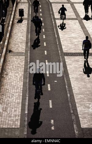 (150422) -- Bogotà, Aprile 22, 2015 (Xinhua) -- Viaggi residenti su biciclette durante il 'Car-Free giorno senza moto', nella città di Bogotà, capitale della Colombia, il 22 aprile 2015. Il sindaco di Bogotà Gustavo Petro ha istituito una nuova edizione di "Car-Free giorno senza moto', per migliorare la mobilità in città e l'ambiente, secondo la stampa locale. (Xinhua/Jhon Paz) (VF) Foto Stock