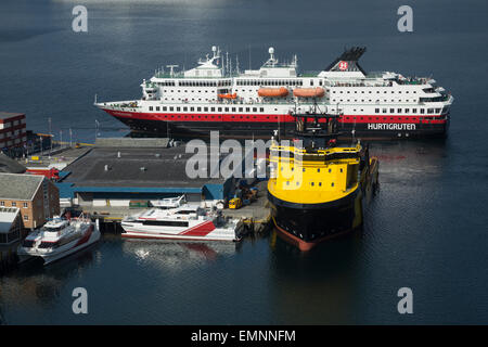 Nave passeggeri Hurtigruten sulla costa della Norvegia Foto Stock