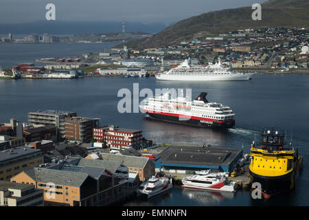 La nave di crociera Discovery e la nave passeggeri Hurtigruten a Hammerfest in Norvegia Foto Stock