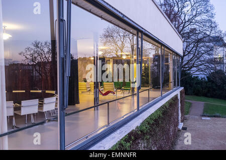 Villa Tugendhat di Mies van der Rohe. Costruito tra il 1928 e il 1930, divenne presto un icona del modernismo. Salotto da giardino Foto Stock